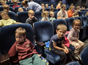 Fanfary meldują się w teatrze