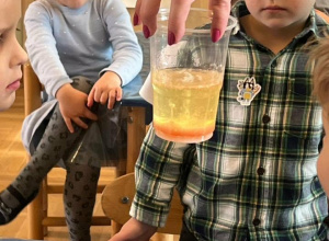 Kolorowa lawa, czyli sensoryczny piątek w grupie Fanfary