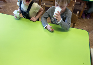 Dzieci piją koktajl