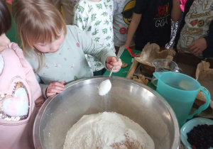 Dzieci obserwują proces tworzenia ciasta