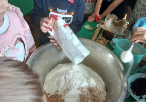 Dodawanie produktow do ciasta chlebowego