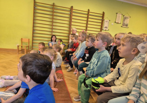 Dzieci słuchają opowieści o muzyce