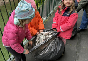 Dzieci dźwigają śmieci