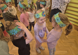 Dzieci biorą udział w zabawach na temat ekologii