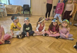 Dzieci w kręgu słuchają opowieści na temat środowiska