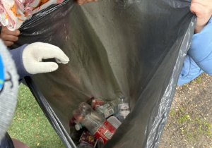 Zbieranie śmieci plastikowych
